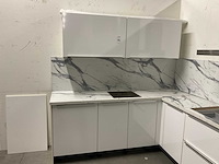 Hoekopgestelde showroomkeuken - afbeelding 13 van  18