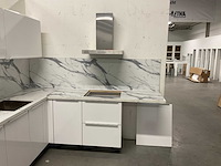 Hoekopgestelde showroomkeuken - afbeelding 14 van  18