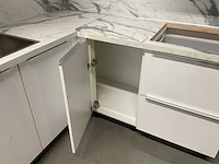 Hoekopgestelde showroomkeuken - afbeelding 16 van  18