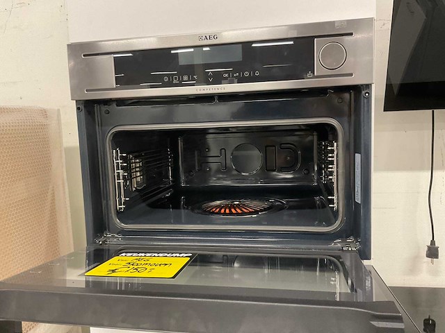 Hoekopgestelde showroomkeuken - afbeelding 5 van  20