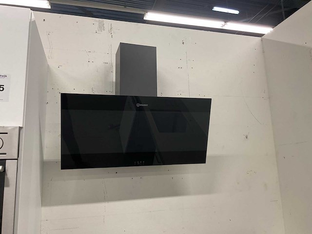 Hoekopgestelde showroomkeuken - afbeelding 8 van  20