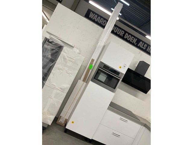 Hoekopgestelde showroomkeuken - afbeelding 11 van  20