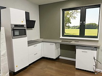 Hoekopgestelde showroomkeuken