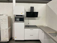 Hoekopgestelde showroomkeuken - afbeelding 15 van  20