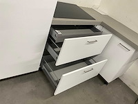 Hoekopgestelde showroomkeuken - afbeelding 16 van  20