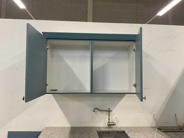 Hoekopgestelde showroomkeuken - afbeelding 4 van  21