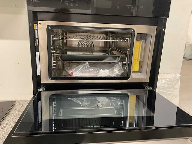 Hoekopgestelde showroomkeuken - afbeelding 10 van  21