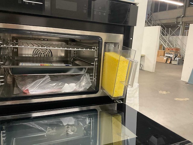 Hoekopgestelde showroomkeuken - afbeelding 11 van  21