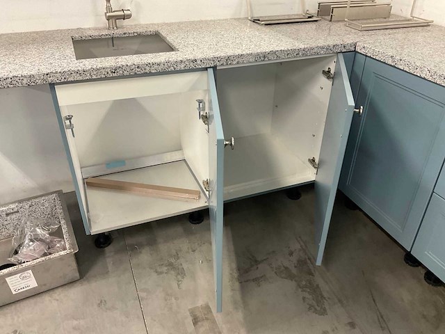 Hoekopgestelde showroomkeuken - afbeelding 20 van  21