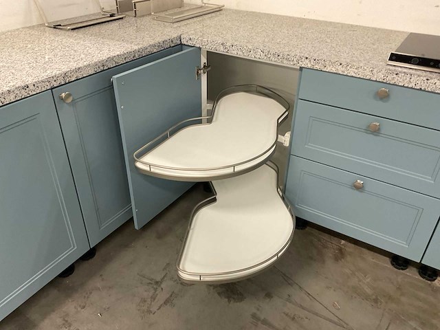 Hoekopgestelde showroomkeuken - afbeelding 21 van  21