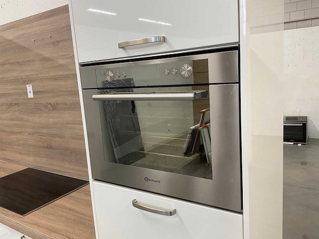 Hoekopgestelde showroomkeuken - afbeelding 4 van  18