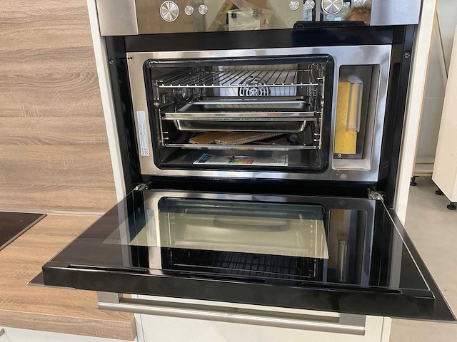 Hoekopgestelde showroomkeuken - afbeelding 5 van  18