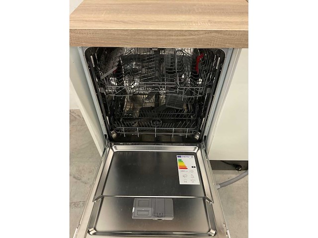 Hoekopgestelde showroomkeuken - afbeelding 7 van  18