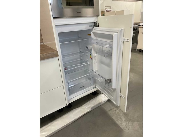 Hoekopgestelde showroomkeuken - afbeelding 9 van  18