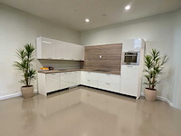 Hoekopgestelde showroomkeuken