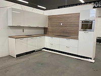 Hoekopgestelde showroomkeuken - afbeelding 11 van  18