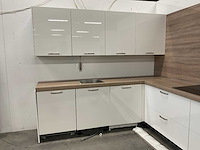 Hoekopgestelde showroomkeuken - afbeelding 13 van  18