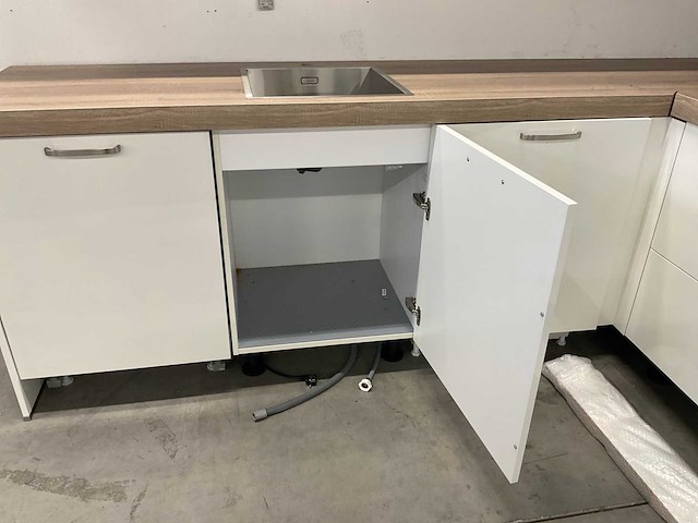 Hoekopgestelde showroomkeuken - afbeelding 14 van  18