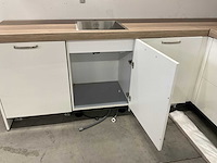 Hoekopgestelde showroomkeuken - afbeelding 14 van  18