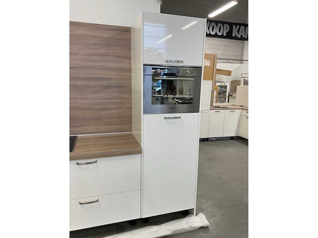 Hoekopgestelde showroomkeuken - afbeelding 16 van  18