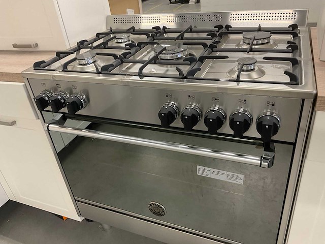 Hoekopgestelde showroomkeuken - afbeelding 5 van  17