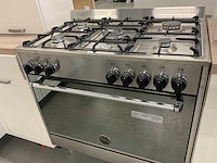 Hoekopgestelde showroomkeuken - afbeelding 5 van  17