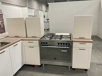 Hoekopgestelde showroomkeuken - afbeelding 12 van  17