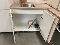 Hoekopgestelde showroomkeuken - afbeelding 13 van  17