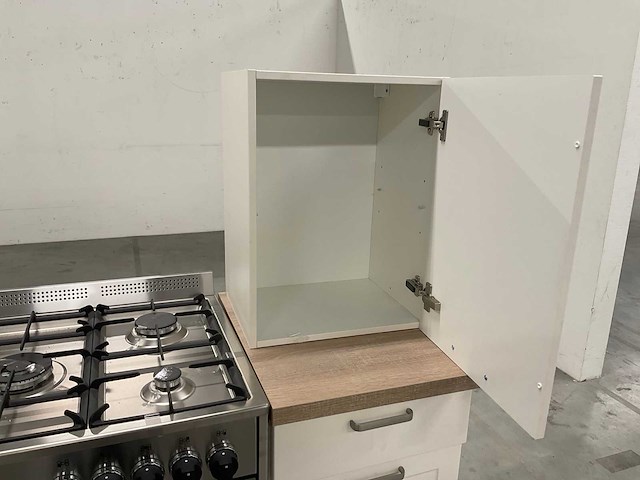 Hoekopgestelde showroomkeuken - afbeelding 16 van  17