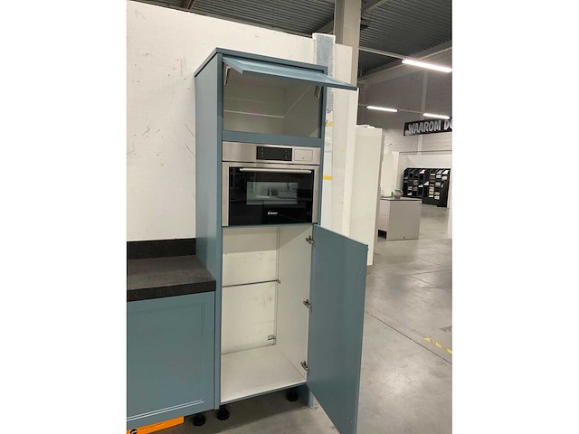 Hoekopgestelde showroomkeuken - afbeelding 2 van  24