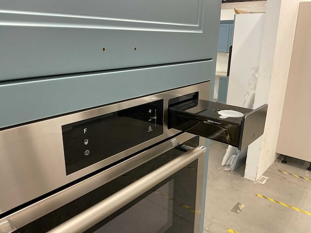 Hoekopgestelde showroomkeuken - afbeelding 10 van  24