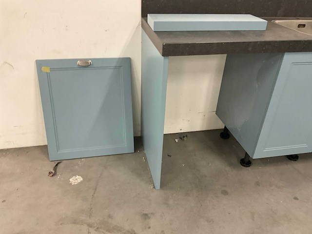 Hoekopgestelde showroomkeuken - afbeelding 11 van  24