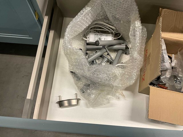 Hoekopgestelde showroomkeuken - afbeelding 15 van  24