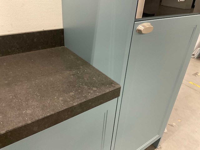 Hoekopgestelde showroomkeuken - afbeelding 17 van  24