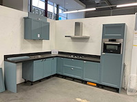 Hoekopgestelde showroomkeuken - afbeelding 18 van  24