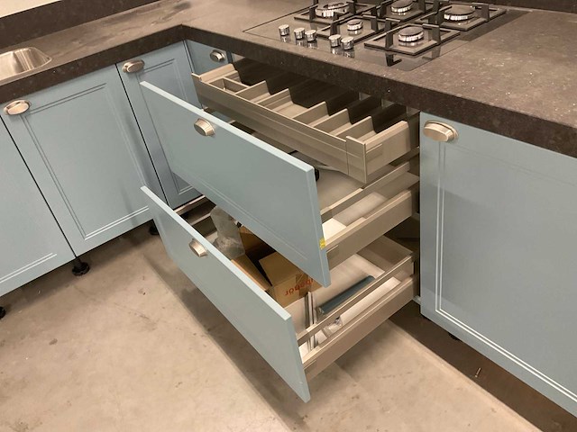 Hoekopgestelde showroomkeuken - afbeelding 23 van  24