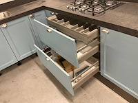 Hoekopgestelde showroomkeuken - afbeelding 23 van  24