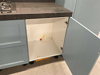 Hoekopgestelde showroomkeuken - afbeelding 24 van  24