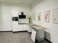 Hoekopgestelde showroomkeuken - afbeelding 13 van  20