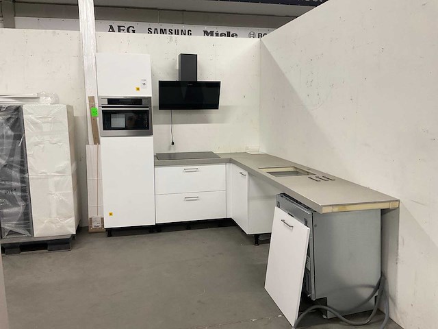 Hoekopgestelde showroomkeuken - afbeelding 14 van  20