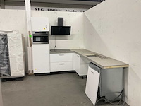 Hoekopgestelde showroomkeuken - afbeelding 14 van  20