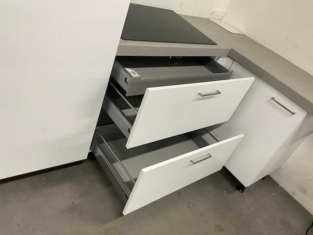 Hoekopgestelde showroomkeuken - afbeelding 16 van  20