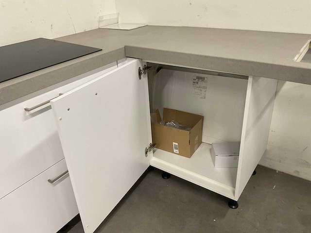 Hoekopgestelde showroomkeuken - afbeelding 17 van  20