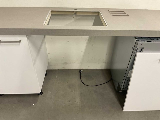 Hoekopgestelde showroomkeuken - afbeelding 18 van  20