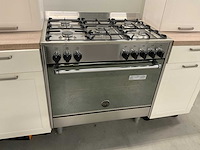 Hoekopgestelde showroomkeuken - afbeelding 3 van  17