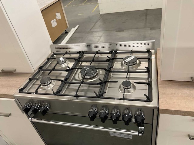 Hoekopgestelde showroomkeuken - afbeelding 4 van  17