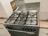 Hoekopgestelde showroomkeuken - afbeelding 4 van  17