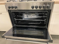 Hoekopgestelde showroomkeuken - afbeelding 6 van  17