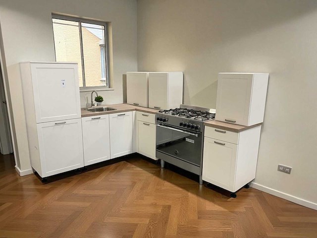 Hoekopgestelde showroomkeuken - afbeelding 1 van  17