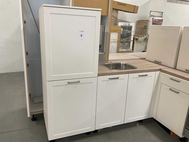 Hoekopgestelde showroomkeuken - afbeelding 11 van  17